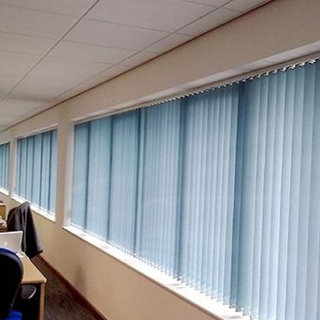 Sử dụng rèm lá dọc cho các cửa sổ lớn tại các văn phòng