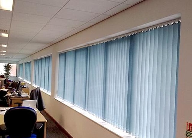 Sử dụng rèm lá dọc cho các cửa sổ lớn tại các văn phòng